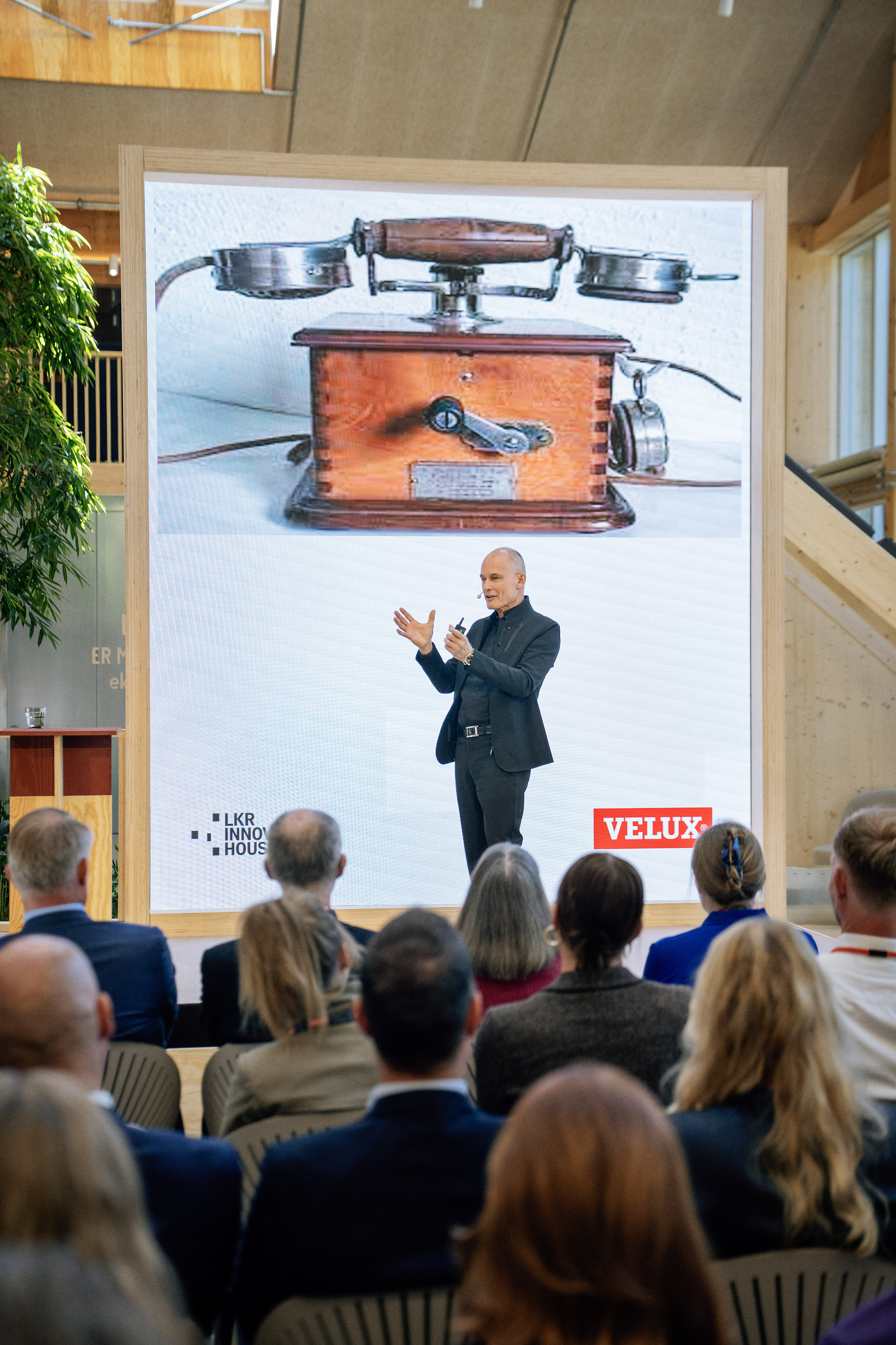 VELUX 250512 LKR INNOVATION HOUSE 2458